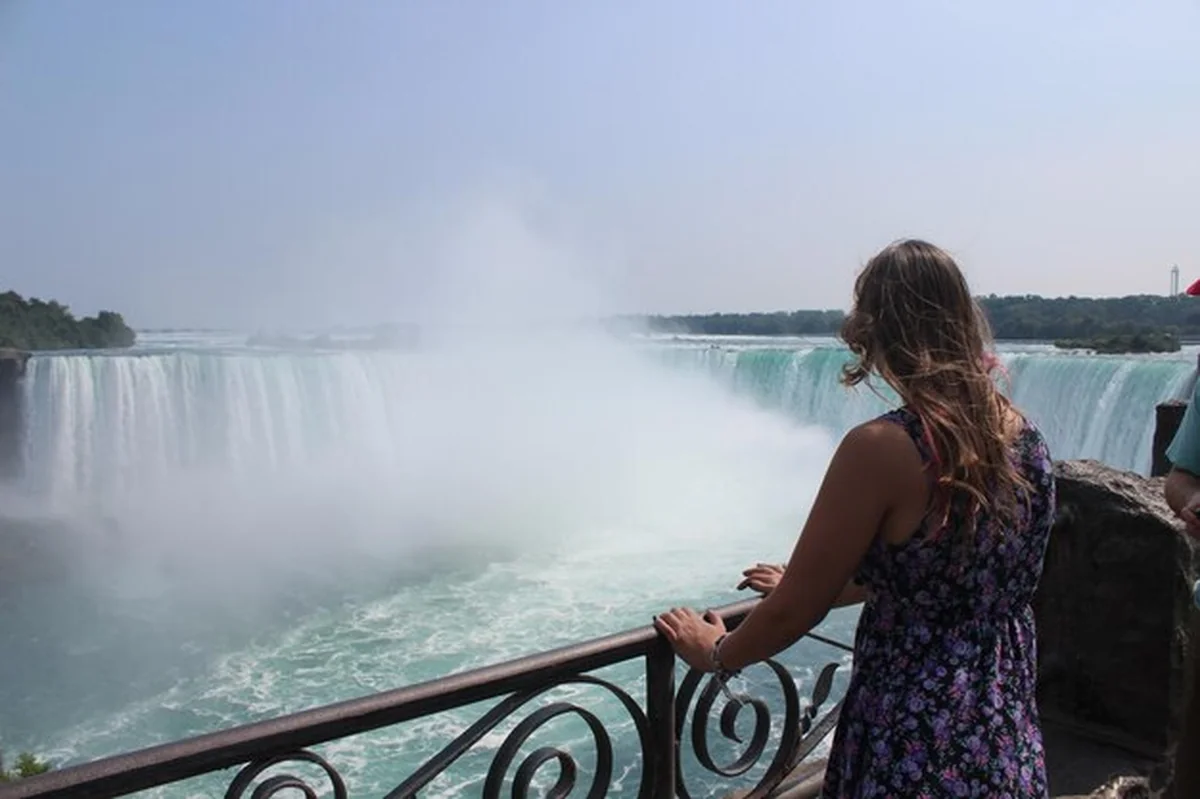 Turyści cieszący się wodą