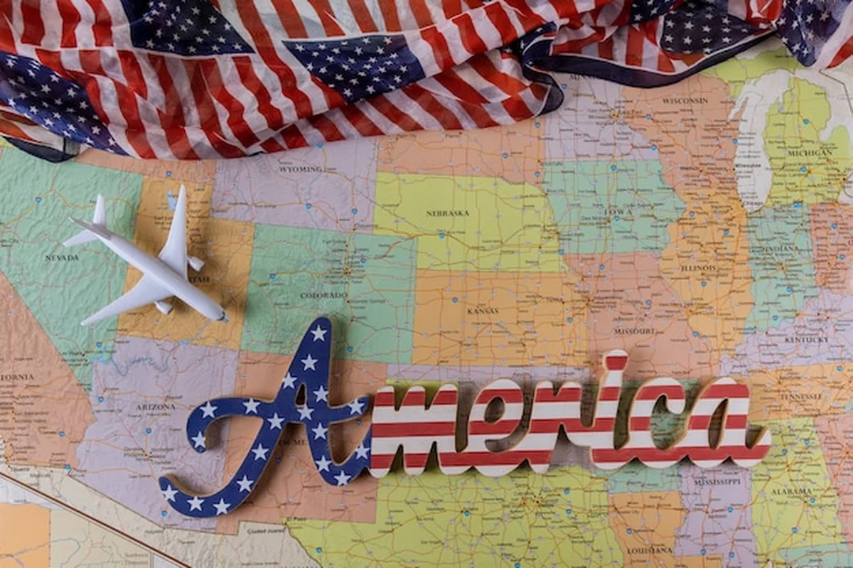 Flaga Stanów Zjednoczonych na mapie z modelem samolotu