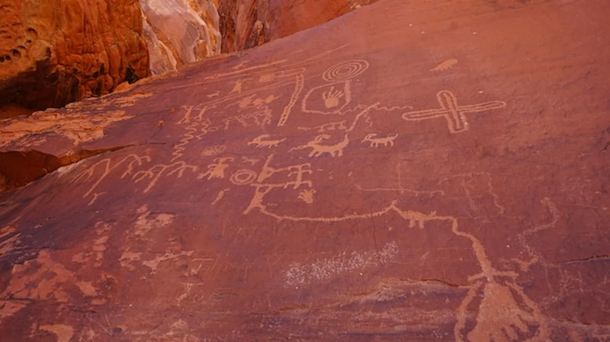 Starożytne petroglify w Dolinie Ognia