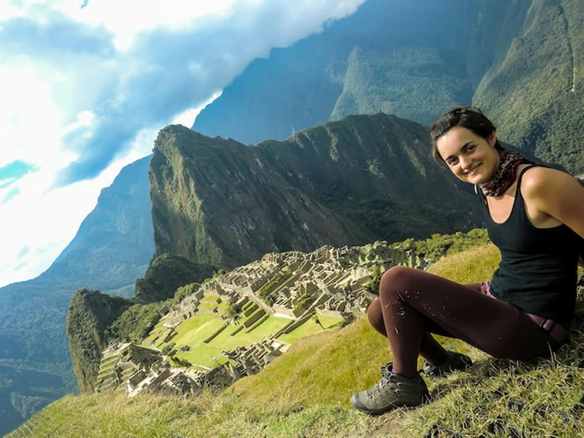 Turystyczna kobieta pozująca w cytadeli Machu Picchu w Peru