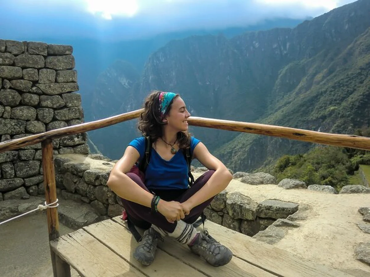 Turystyczna kobieta obserwująca góry i ruiny Machu Picchu w Cusco