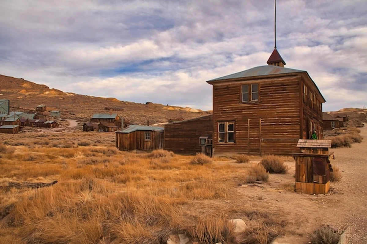 Stary budynek na polu na tle nieba