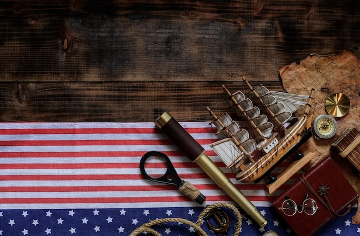 Mapa odkrycia Ameryki przez Kolumba z historycznym sprzętem