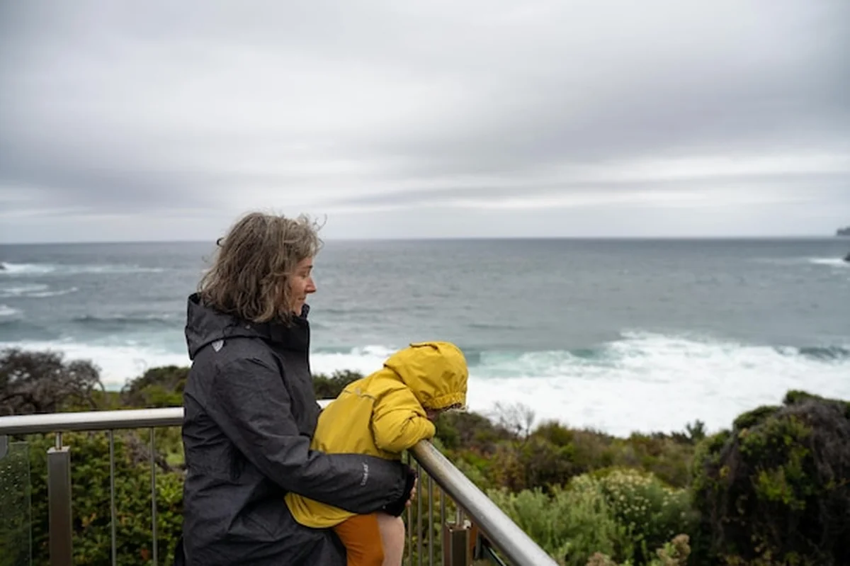 Widok Ocean Lookout na fale i skały w deszczu w Australii
