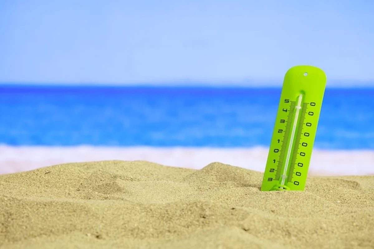 Letnia temperatura na piaszczystej plaży