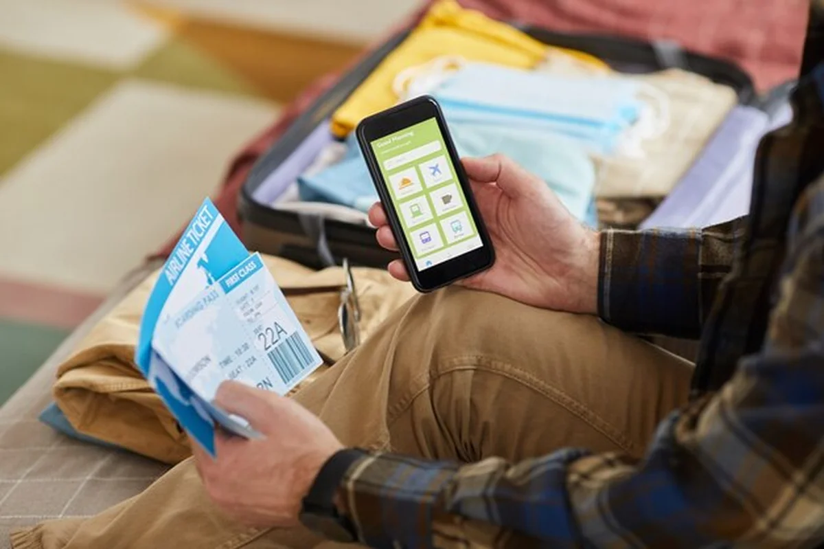 Człowiek korzystający z aplikacji w telefonie komórkowym