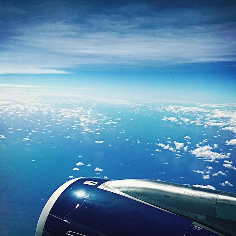 Czym różni się lot czarterowy od rejsowego? Wyjaśniamy szczegóły