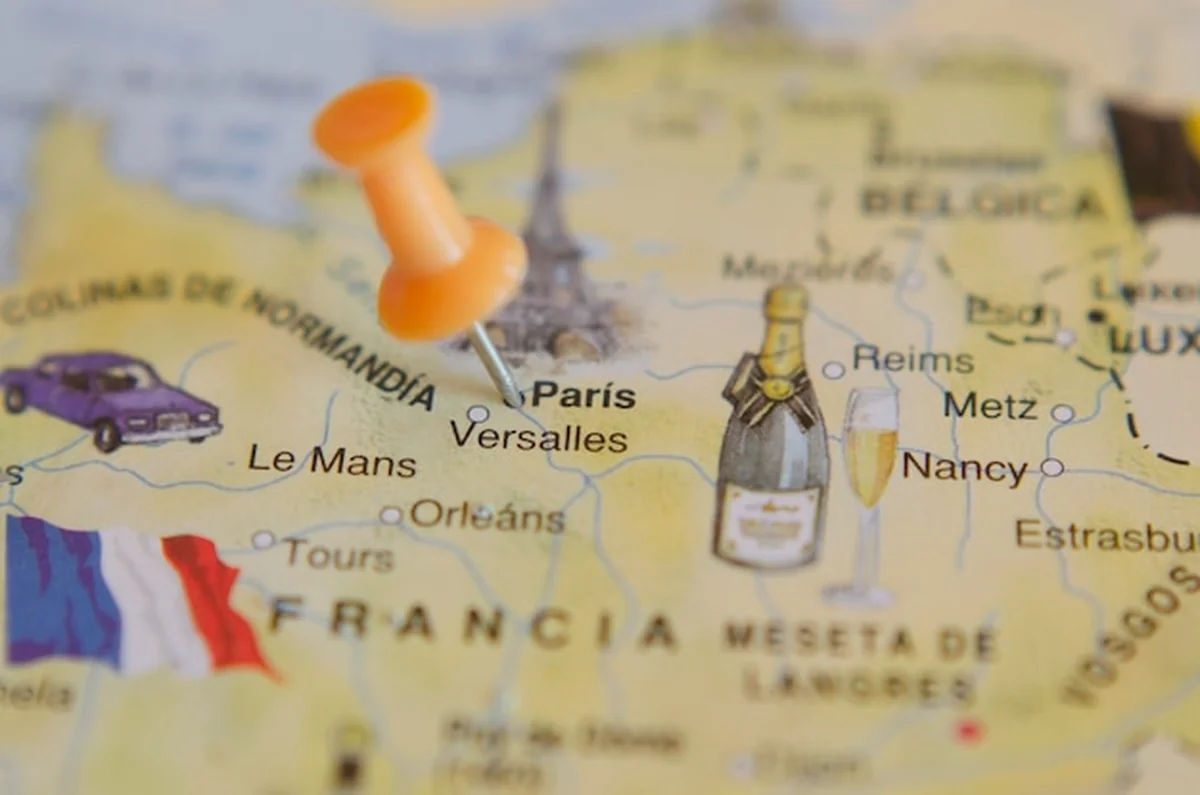 Mapa turystyczna miasta Paryża we Francji z przyciskiem podróży