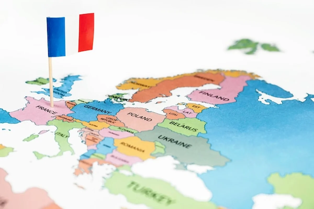 Mapa Francji z flagą narodową