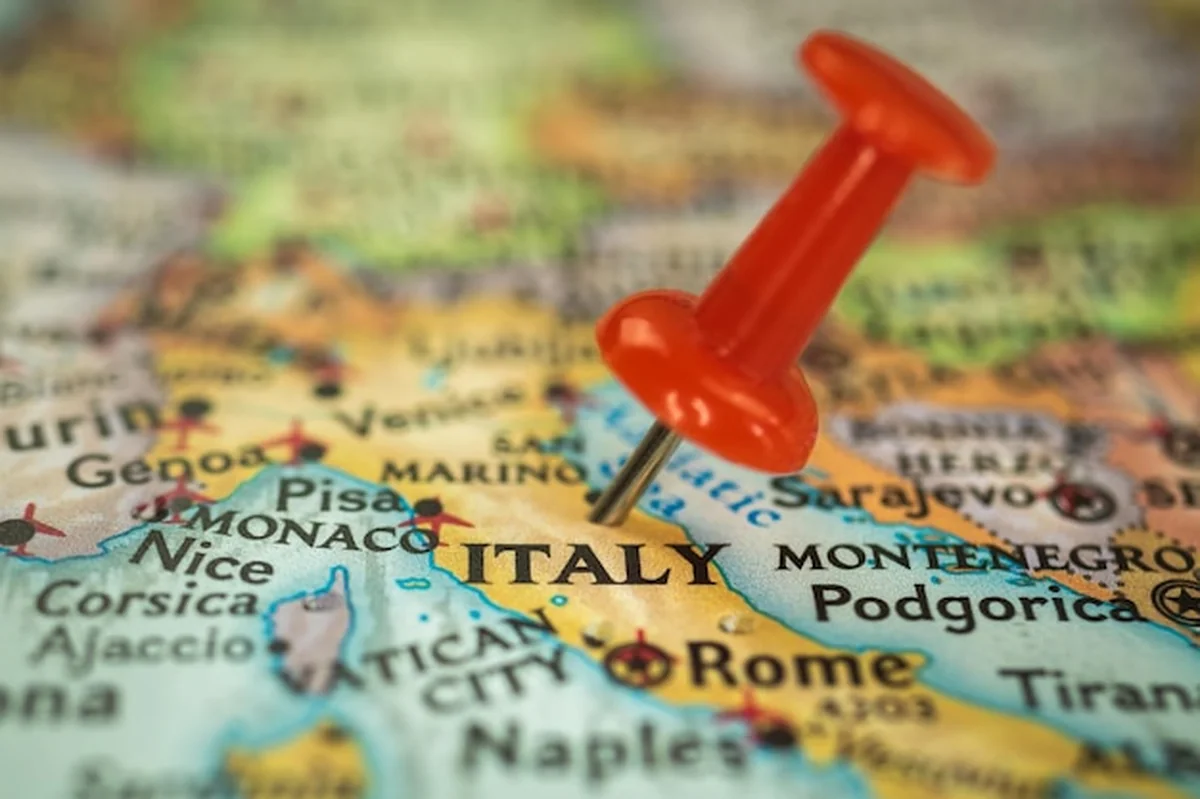 Mapa Włoch z pinezką, miejsce docelowe dla turystyki podróżniczej