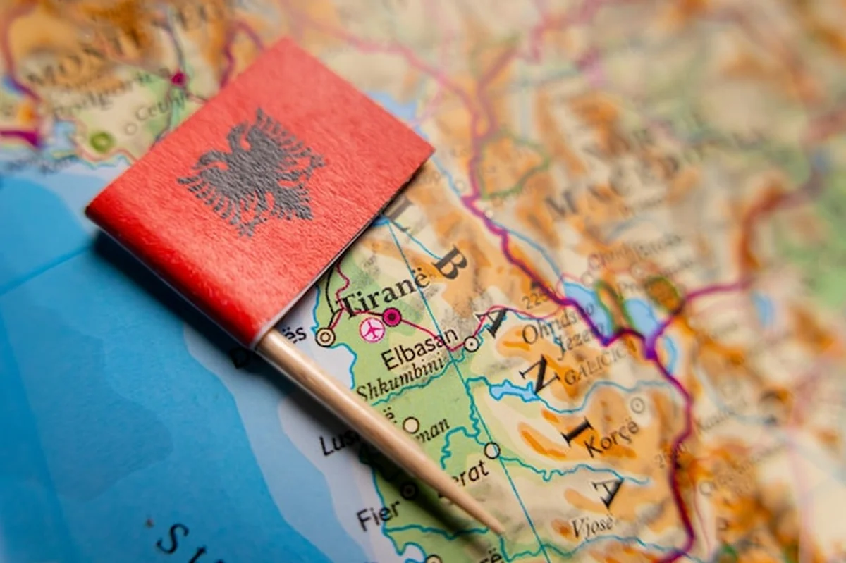Flaga Albanii na mapie, stolica Tirany, mapa świata z zaznaczonym Albanią