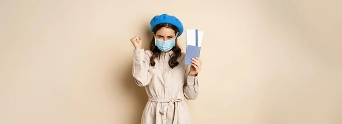 Młoda kobieta turystka z paszportem i biletami zagranicznymi przed pandemią Covid
