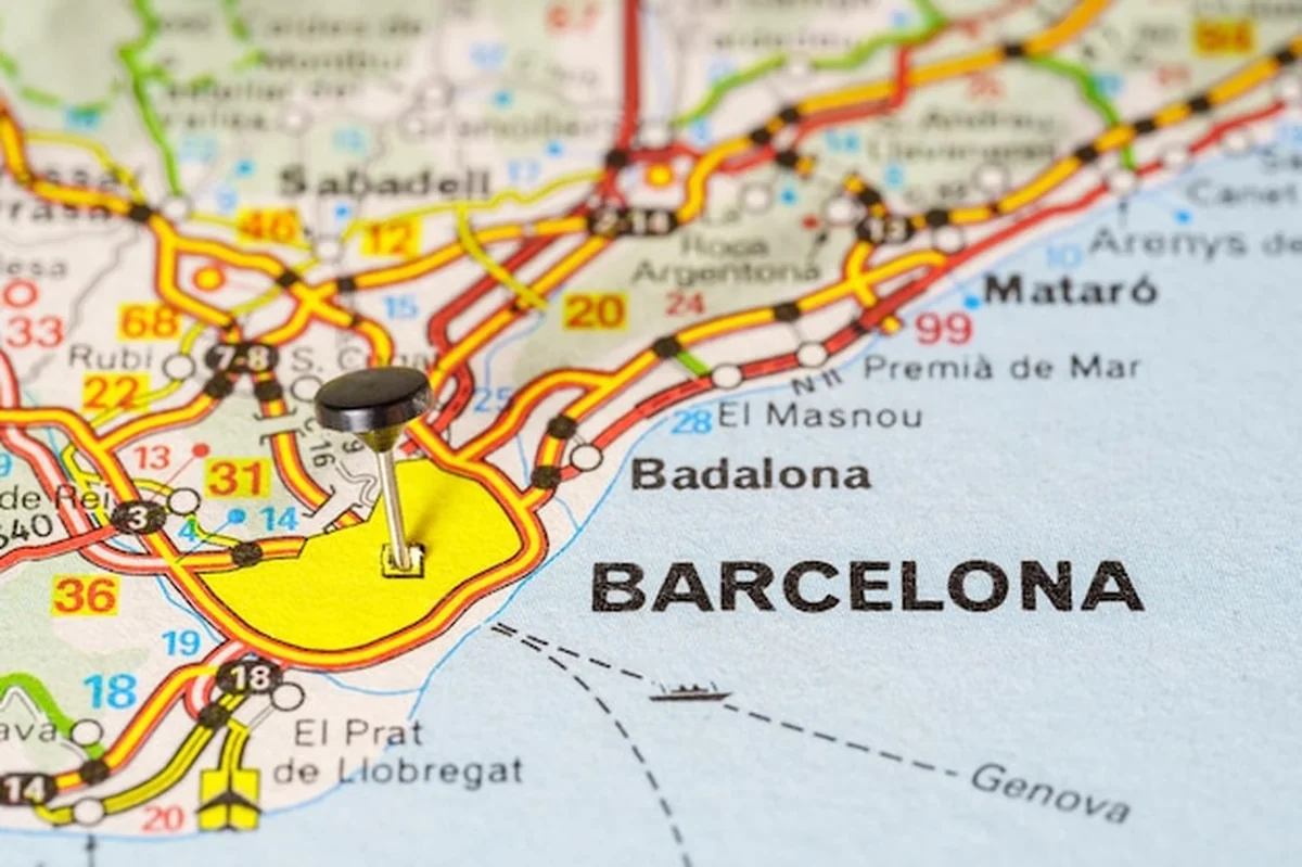 Mapa z pinezką na turystycznej miejscowości Barcelony