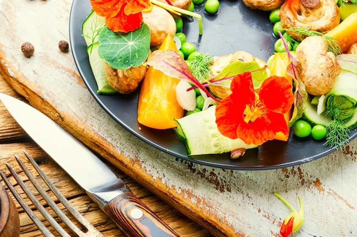 Letnia sałatka warzywna z kwiatami nasturcji