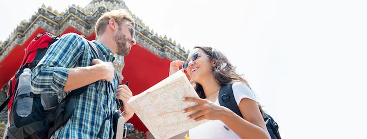 Parę turystów z plecakami w świątyni w Tajlandii