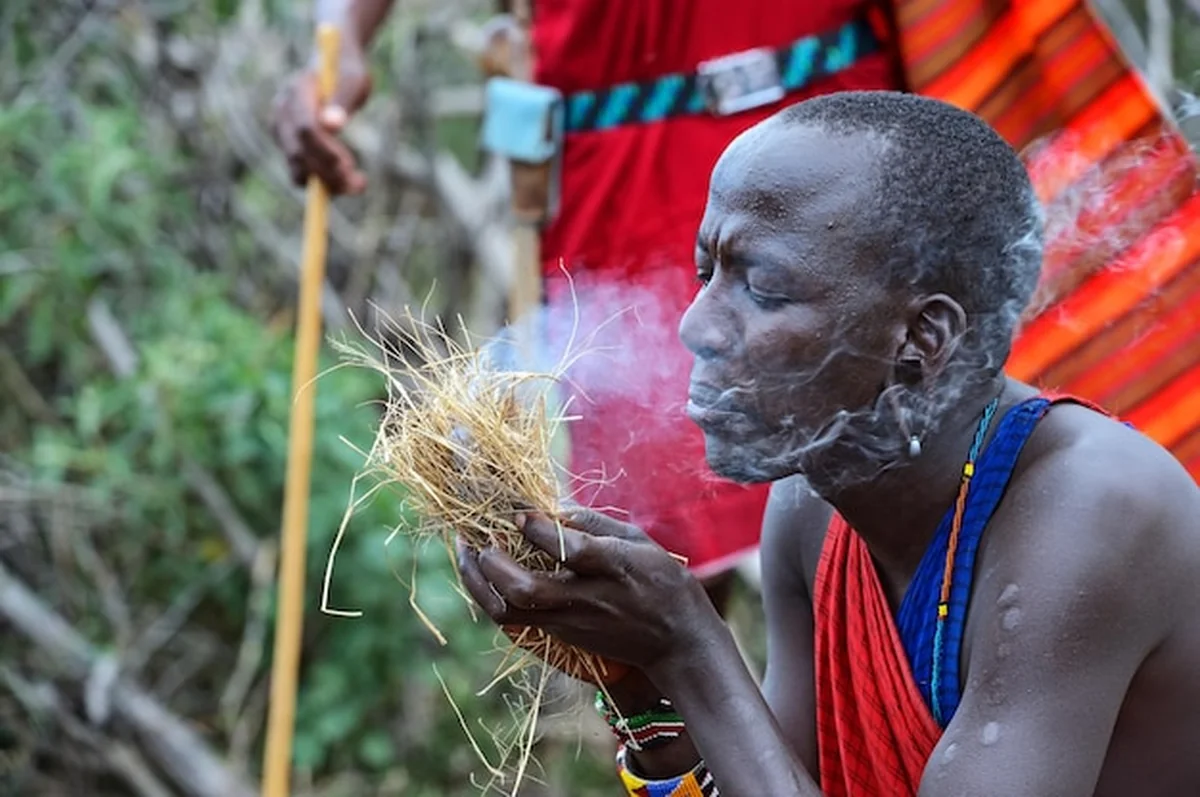 Masajka produkuje ogień w Parku Narodowym Masai Mara w Kenii