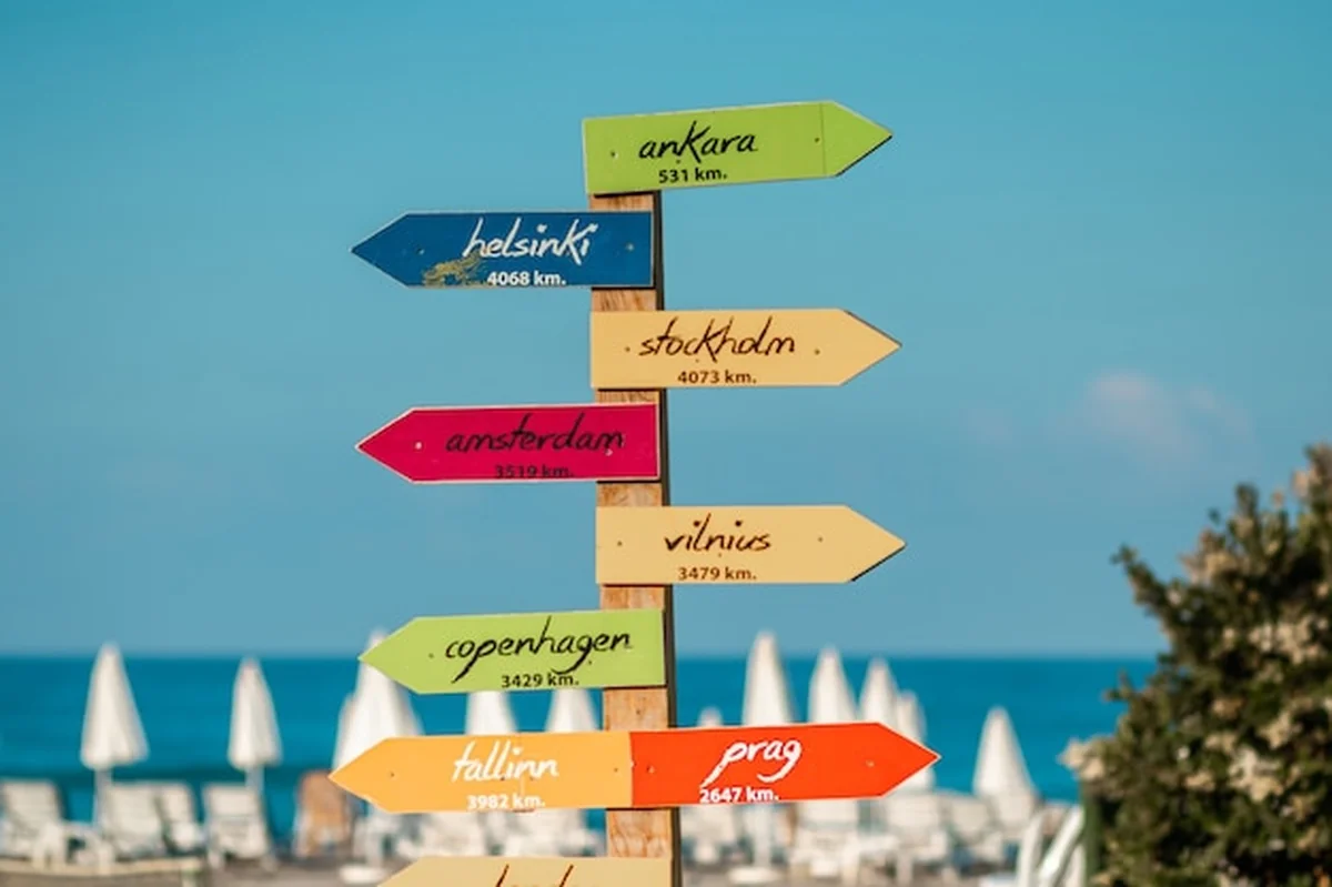 Poranne morze, plaża, puste leżaki na wakacjach