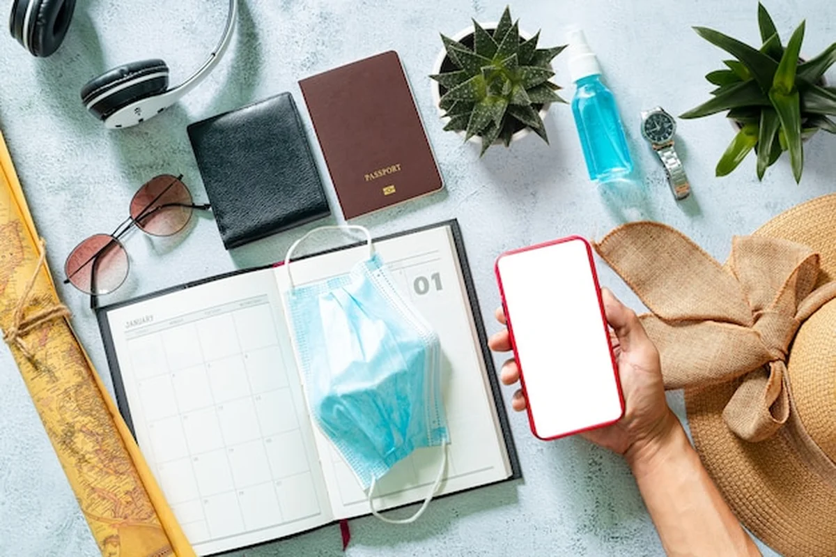 Akcesoria podróżne i paszporty przygotowane na podróż z ochroną COVID-19