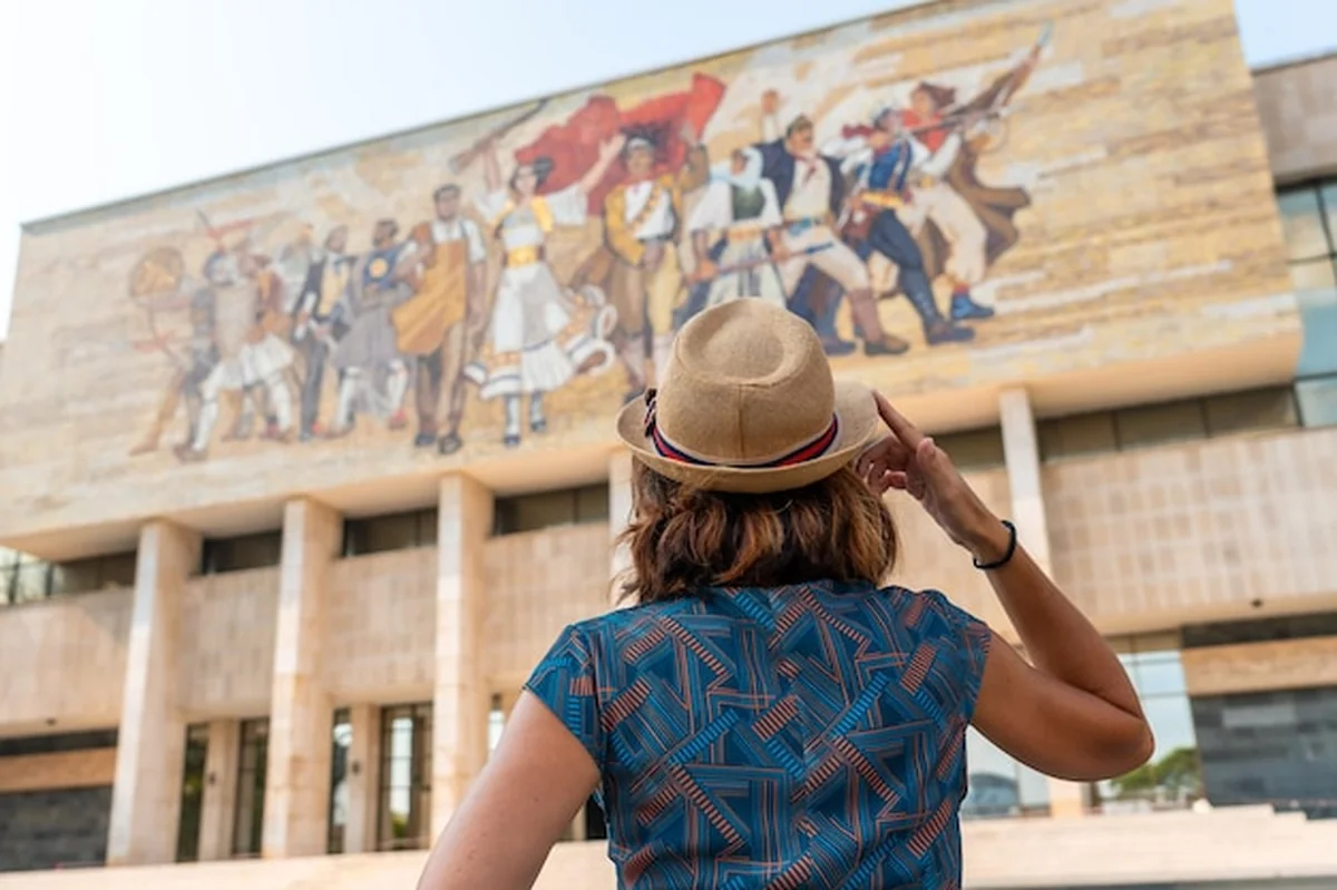 Turystka odwiedzająca Narodowe Muzeum Historyczne w Tiranie, Albania