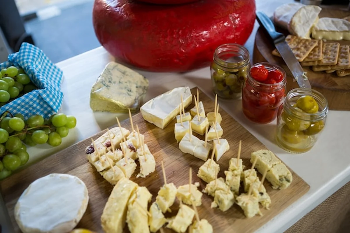 Różne rodzaje sera na ladzie