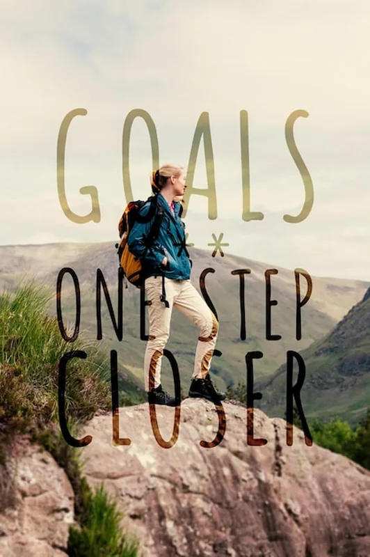 Kobieta stojąca na skale, podziwiająca widok na bramki o krok bliżej