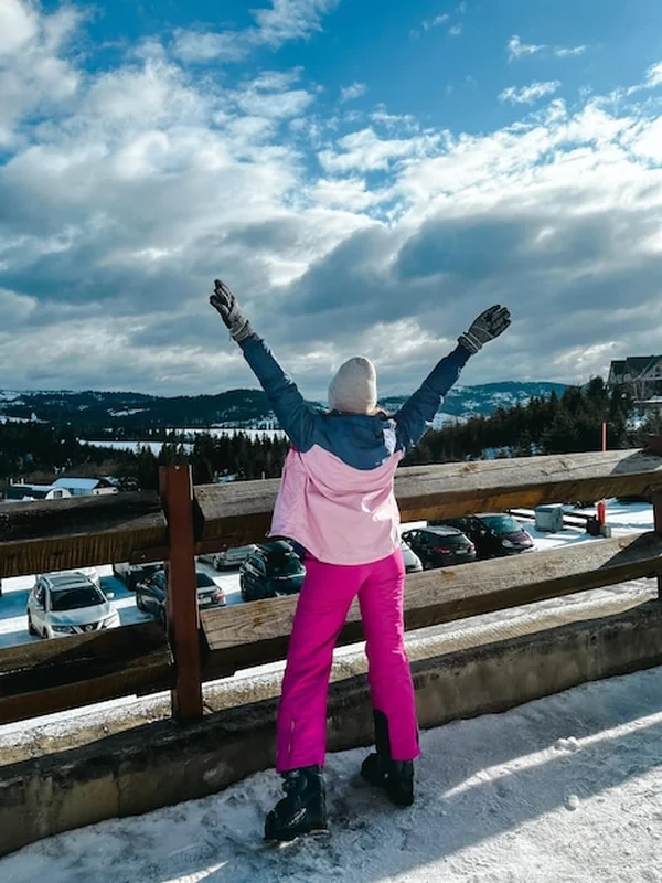 Kobieta na stoku narciarskim w Bukovel na Ukrainie