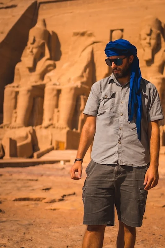 Młody turysta z niebieskim turbanem w Abu Simbel