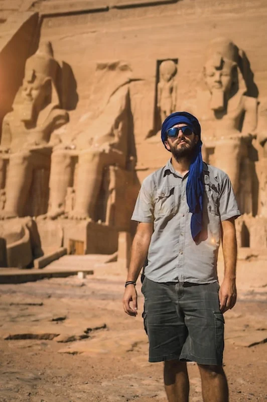 Młody turysta z niebieskim turbanem przy świątyni Abu Simbel