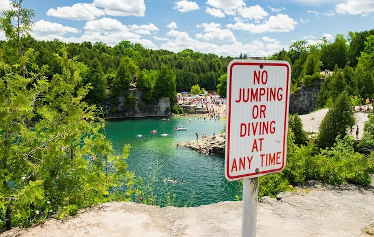 Znak informacyjny przy jeziorze