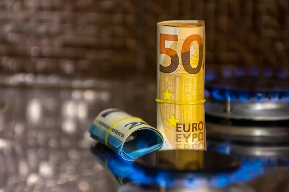 Banknoty euro na tle palnika gazowego