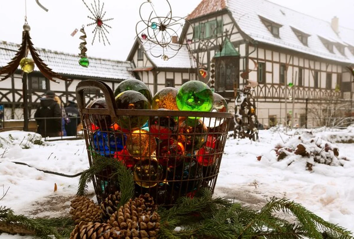 Jarmark bożonarodzeniowy w starym niemieckim zamku pokrytym śniegiem