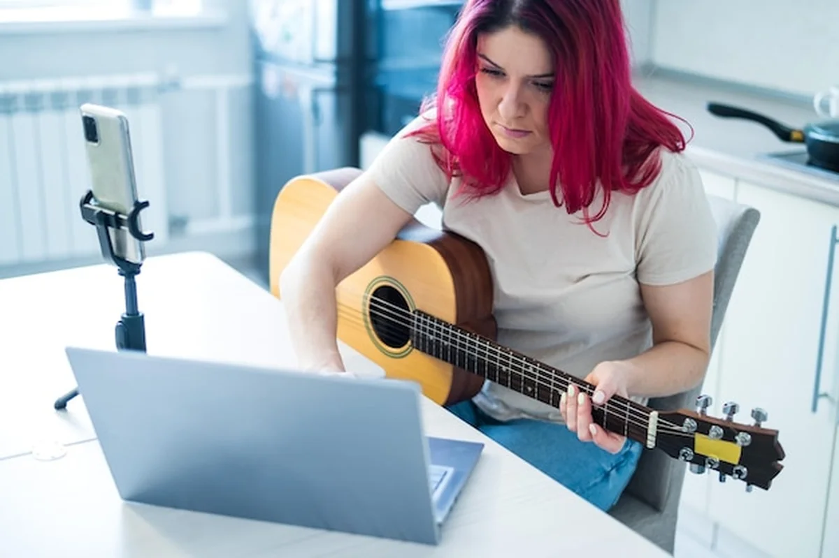 Młoda kobieta grająca na gitarze