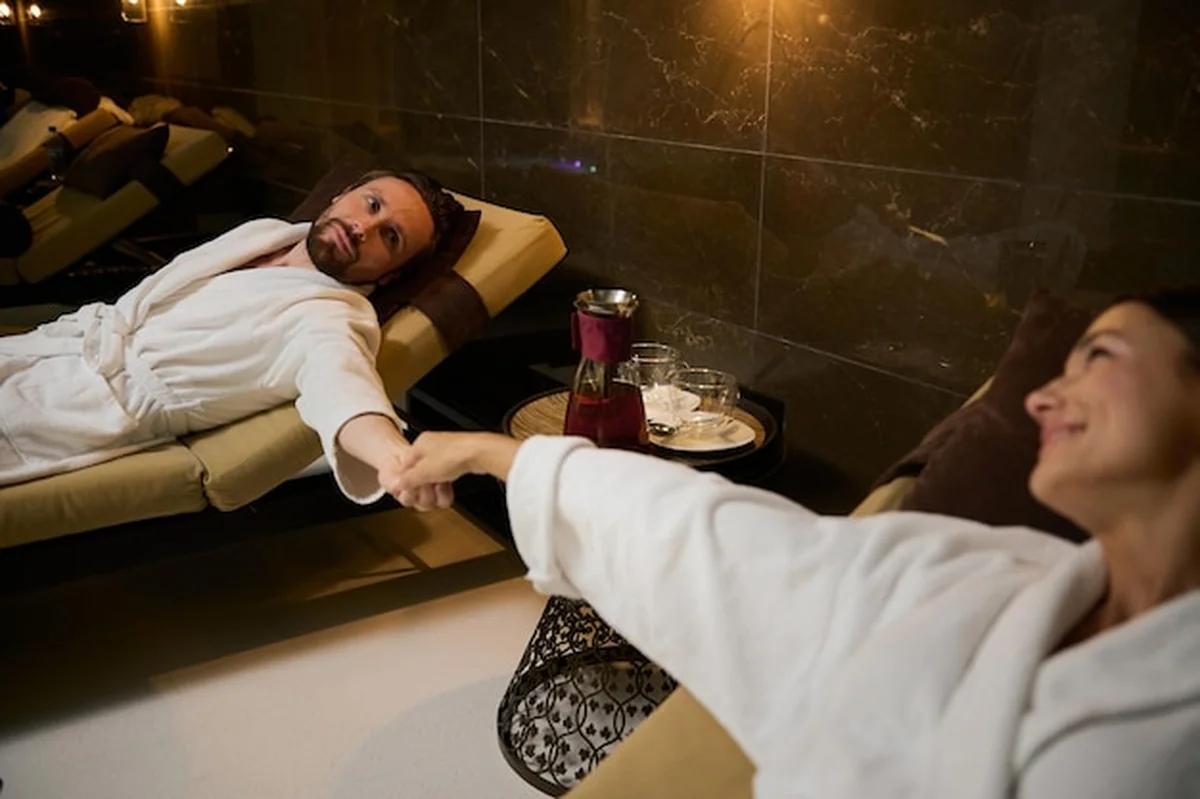 Para nowożeńców w uzdrowisku podczas miesiąca miodowego