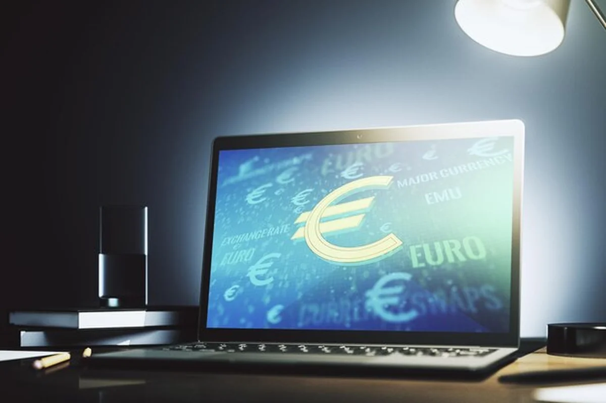 Kreatywne symbole EURO na nowoczesnej koncepcji monitora laptopa Renderowanie 3D