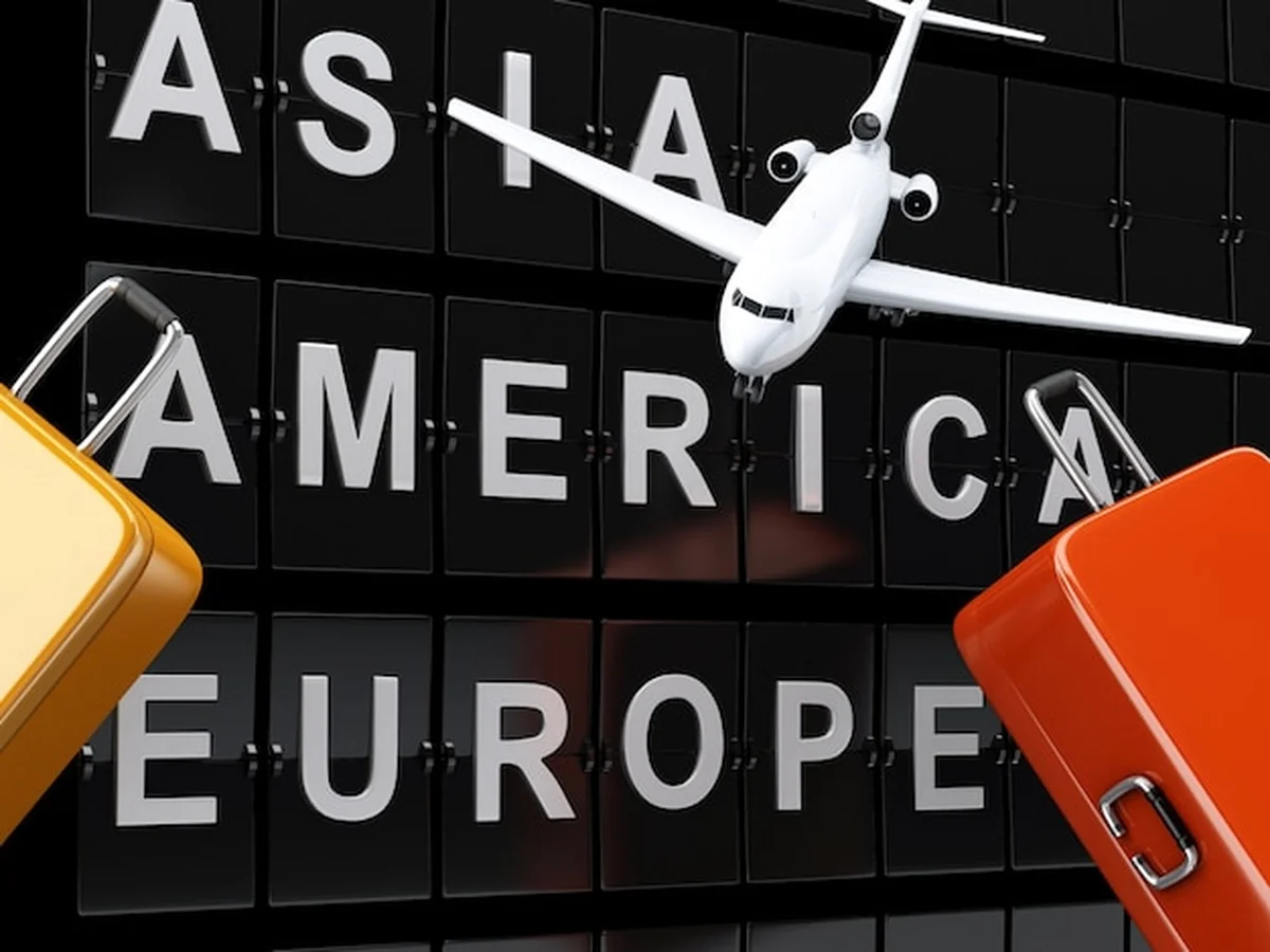 Tablica lotniska, walizki i samolot. Koncepcja podróży lub turystyki