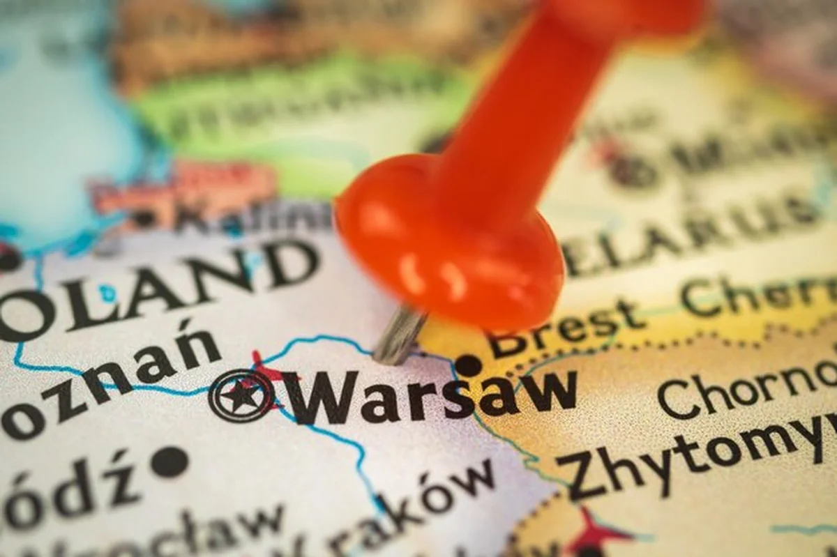 Mapa Polski z zaznaczoną Warszawą i pinezką miejsca docelowego