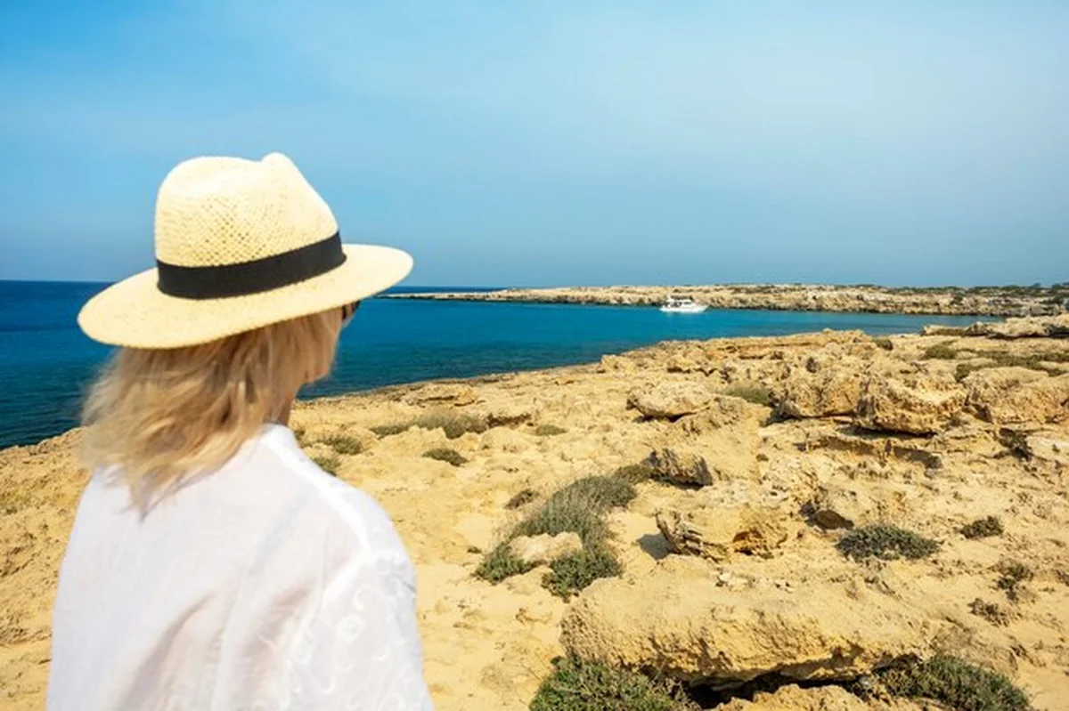 Kobieta patrząca na morze w pobliżu Ayia Napa na Cyprze