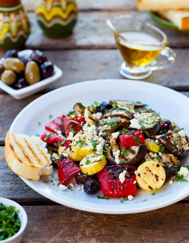 Sałatka z grillowanych warzyw i serem feta na białym talerzu