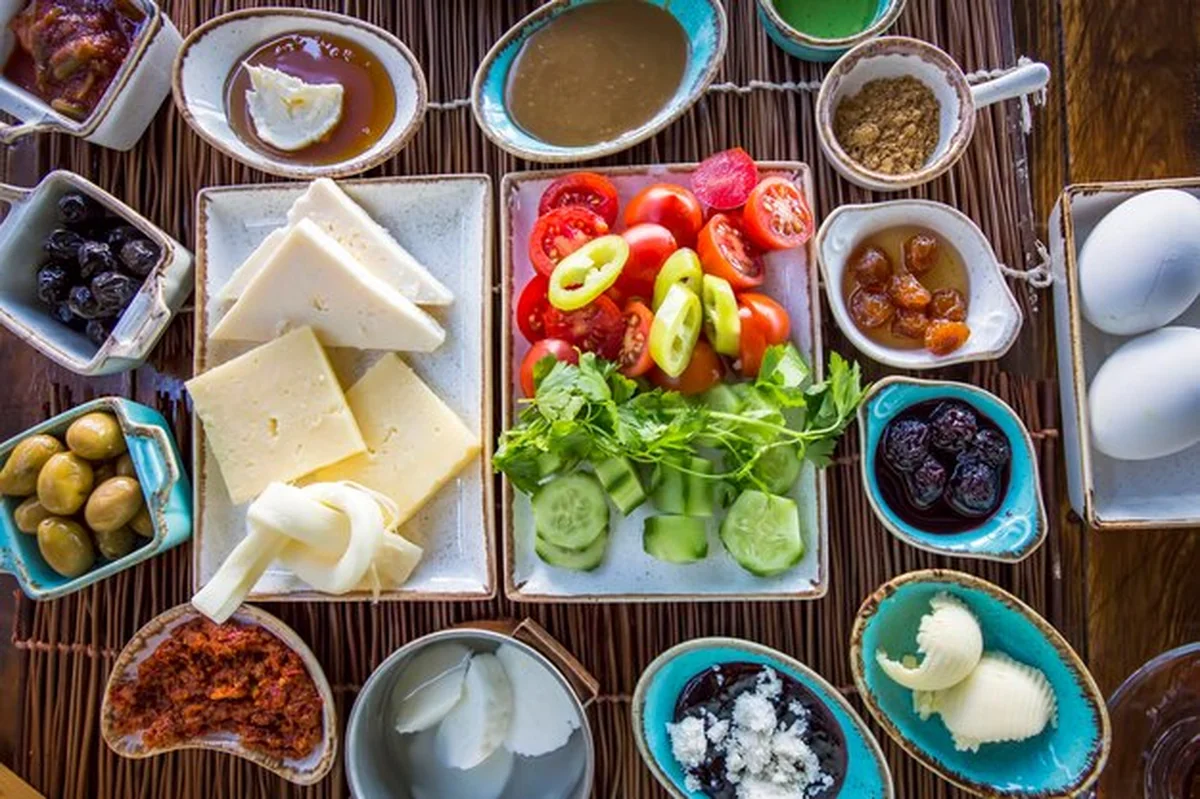 Tradycyjne tureckie śniadanie z różnymi potrawami