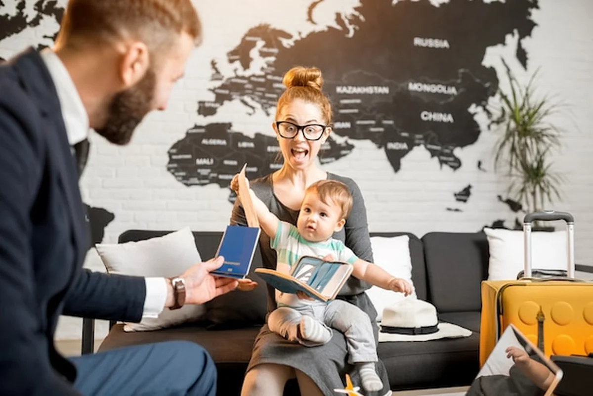 Szczęśliwa rodzina odbiera bilety i paszporty w biurze podróży